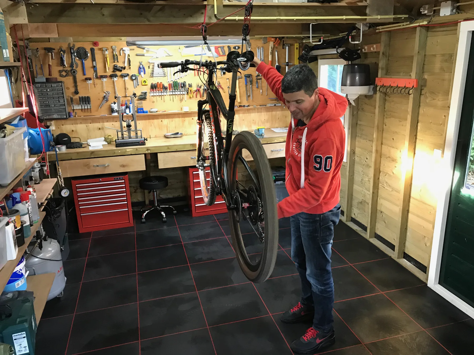 Eric werkt aan een mountainbike in de werkplaats van Bike Fix Laren